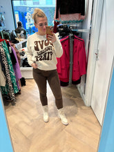 Afbeelding in Gallery-weergave laden, Love trui beige met tekst
