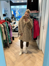 Afbeelding in Gallery-weergave laden, Fluffy jas taupe
