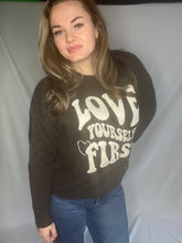 Afbeelding in Gallery-weergave laden, Love yourself first trui bruin
