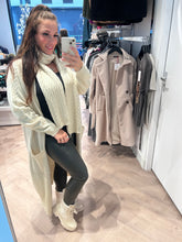 Afbeelding in Gallery-weergave laden, Vest met sjaal crème
