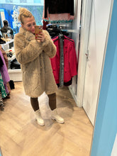 Afbeelding in Gallery-weergave laden, Fluffy jas taupe
