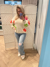 Afbeelding in Gallery-weergave laden, Bloemen trui beige
