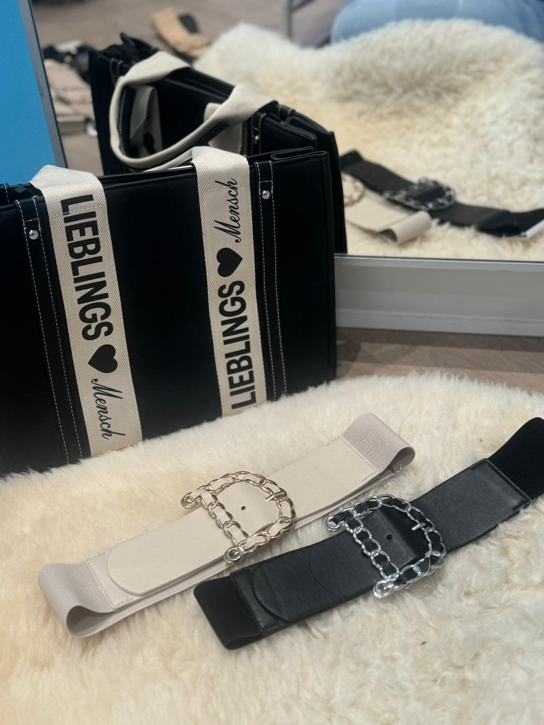Crème riem met D embleem
