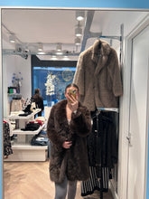 Afbeelding in Gallery-weergave laden, Fluffy jas bruin
