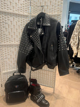 Afbeelding in Gallery-weergave laden, Leren jas met studs en glitters
