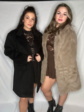 Afbeelding in Gallery-weergave laden, Fluffy jas taupe
