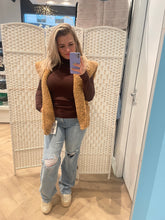 Afbeelding in Gallery-weergave laden, Teddy gilet camel

