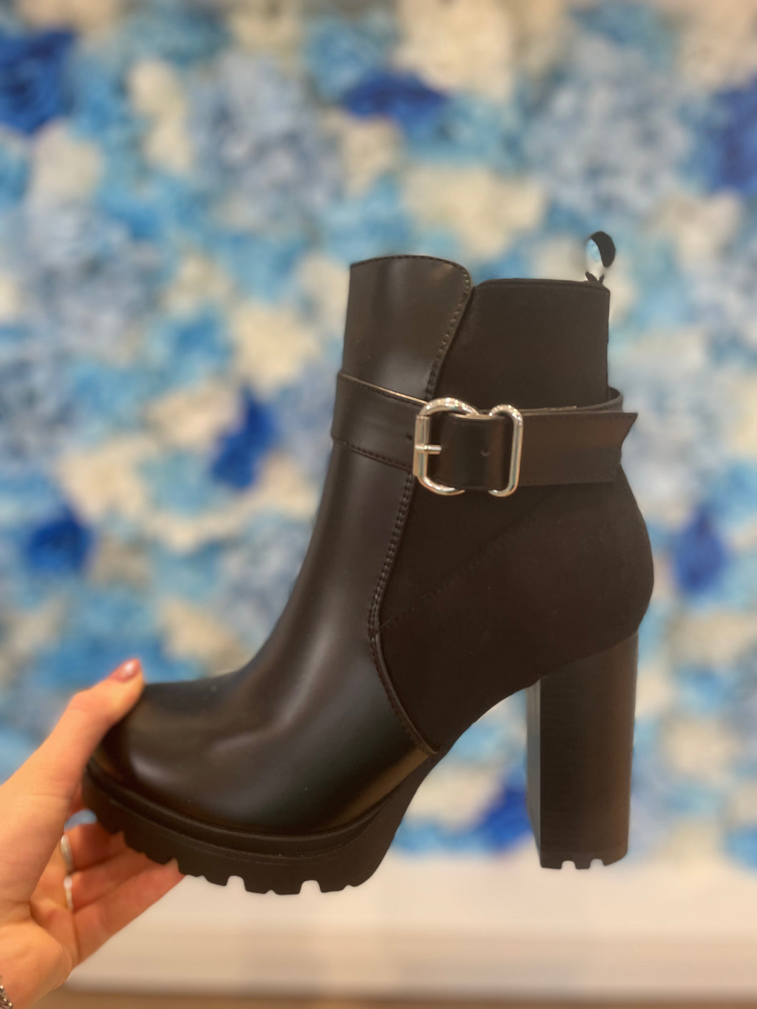 Enkellaars met hak zwart