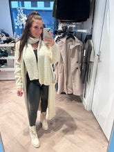 Afbeelding in Gallery-weergave laden, Vest met sjaal crème
