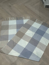 Afbeelding in Gallery-weergave laden, Geblokte sjaal beige blauw
