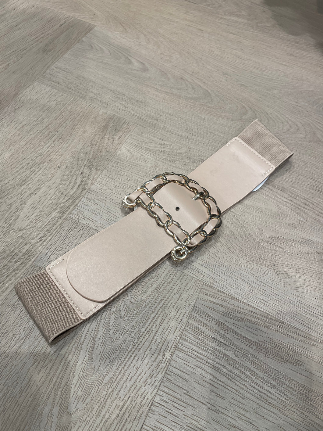 Beige riem met D embleem