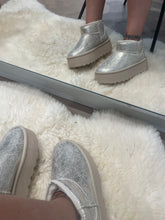 Afbeelding in Gallery-weergave laden, Uggs metallic goud
